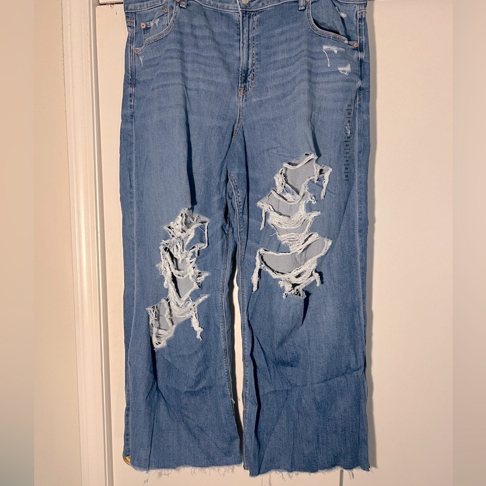 NWT American Eagle super drape ultra wide leg distressed jeans. Super strechy
